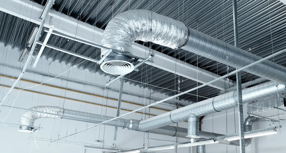 Lüftungskanäle unter der Decke einer Industriehalle